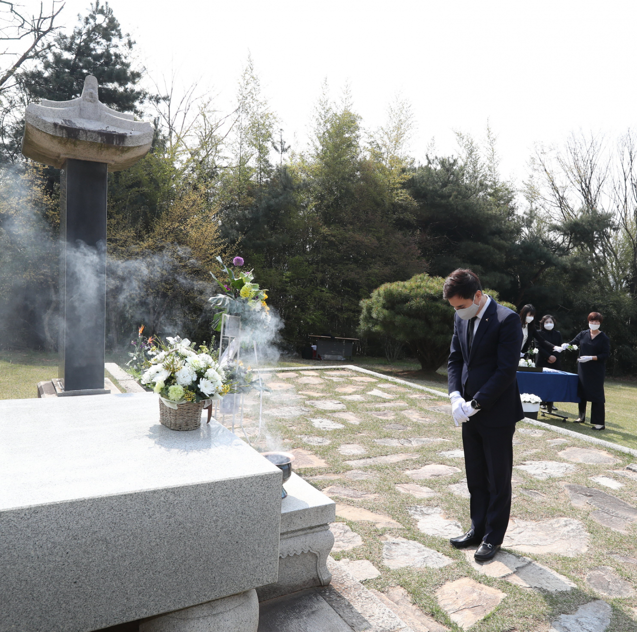 서철모 화성시장 참배 모습. [화성시 제공]