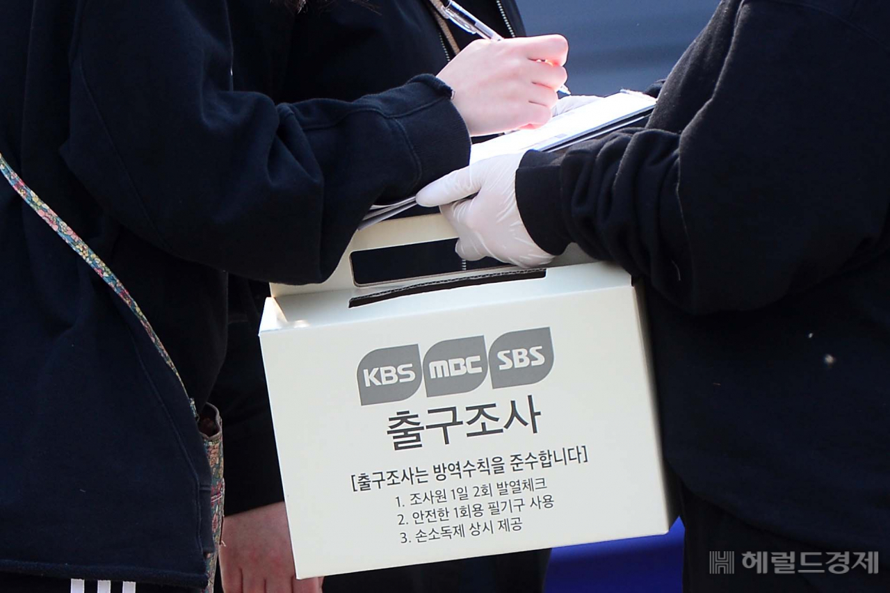 [헤럴드경제=이상섭 기자] 제21대 국회의원선거일인 15일 서울 동작구 강남초등학교에 마련된 투표소에서 투표를 한 유권자가 방송3사의 출구조사에 응답을 하고 있다. babtong@heraldcorp.com