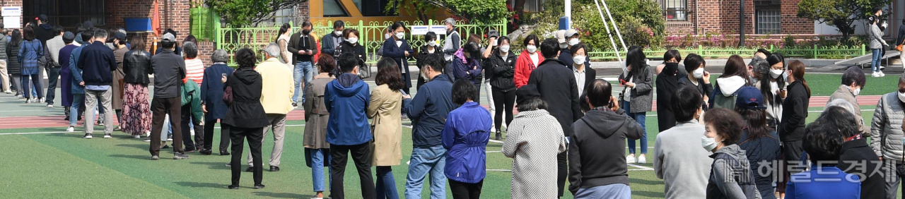 [헤럴드경제=이상섭 기자] 제21대 국회의원선거일인 15일 서울 서초구 원명초등학교에 마련된 투표소에서 투표를 하기 위해 많은 유권자들이 길게 줄을 서 있다. babtong@heraldcorp.com