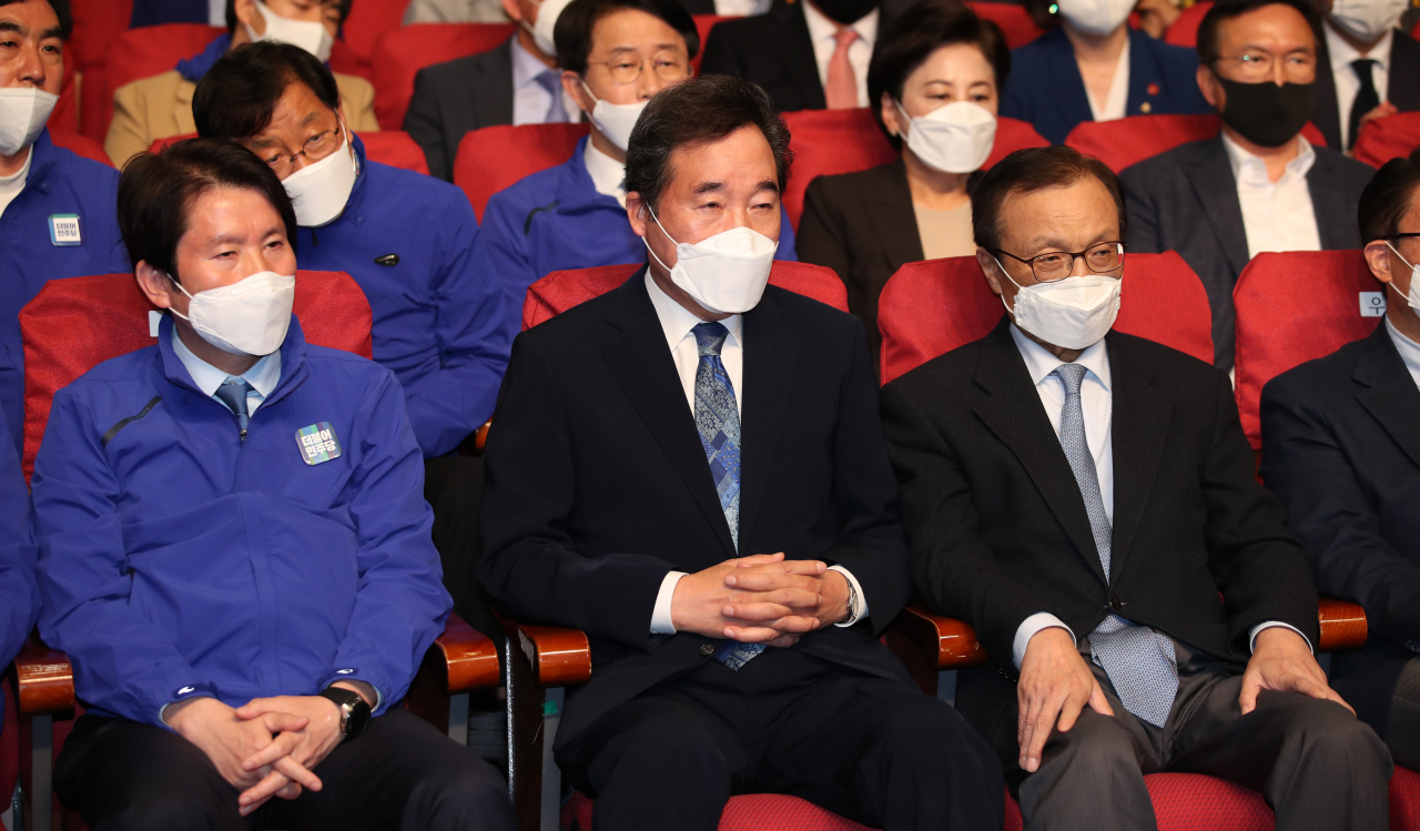 더불어민주당 이해찬, 이낙연 상임공동선대위원장과 이인영 원내대표가 15일 오후 국회 의원회관에 마련된 당 선거상황실에서 각 방송사가 발표한 출구조사 결과를 지켜보고 있다. [연합]