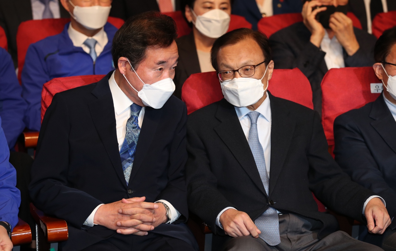 더불어민주당 이해찬, 이낙연 상임공동선대위원이 15일 오후 국회 의원회관에 마련된 당 선거상황실에서 출구조사 결과 발표에 앞서 대화하고 있다. 연합뉴스