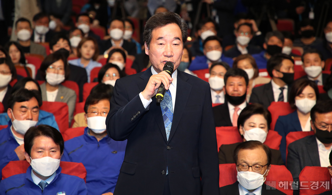 이낙연 더불어민주당 공동상임선대위원장이 15일 서울 여의도 국회의원회관에 마련된 합동 상황실에서 제21대 국회의원 선거 출구조사 방송을 시청 후 발언을 하고 있다. 2020.04.15.