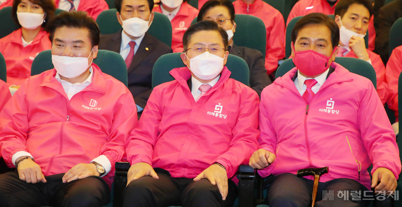 [헤럴드경제=이상섭 기자] 미래통합당 황교안 대표, 심재철 원내대표, 비례위성정당인 미래한국당 원유철 대표 등이 제21대 총선일인 15일 국회도서관 강당에 마련된 개표상황실에서 개표방송을 시청하고 있다. babtong@heraldcorp.com