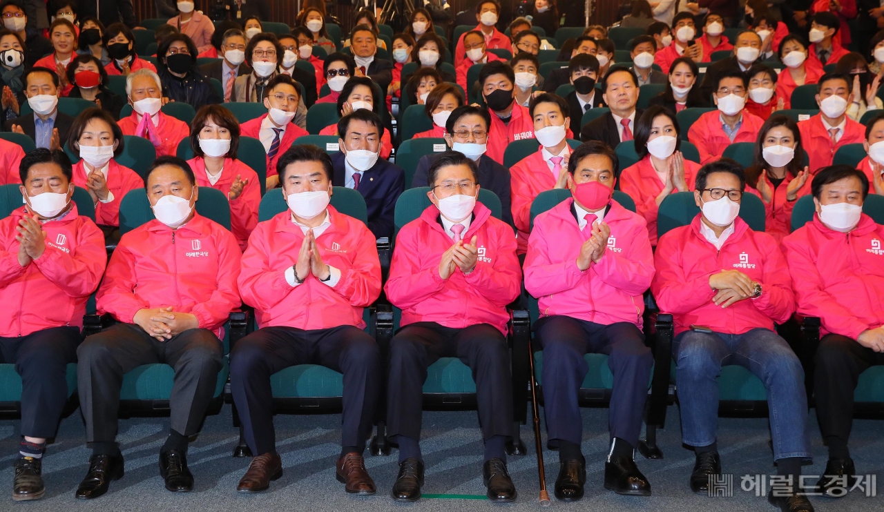 [헤럴드경제=이상섭 기자] 미래통합당 황교안 대표, 심재철 원내대표, 비례위성정당인 미래한국당 원유철 대표 등이 제21대 총선일인 15일 국회도서관 강당에 마련된 개표상황실에서 개표방송을 시청하고 있다. babtong@heraldcorp.com