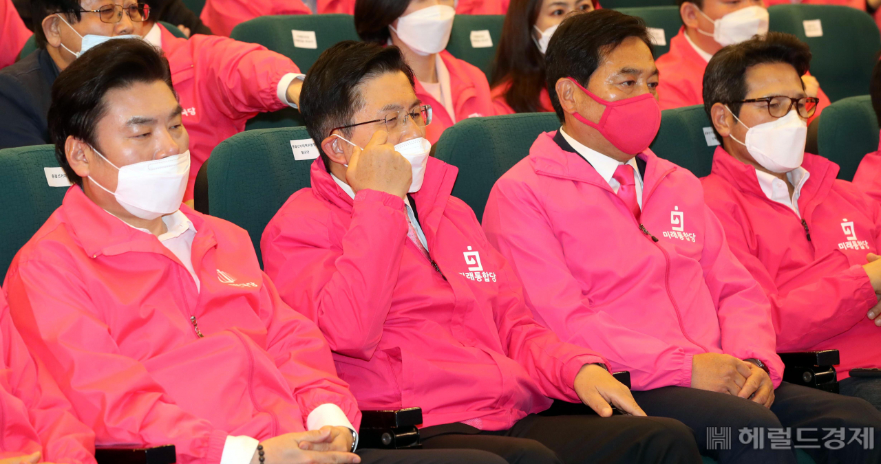 [헤럴드경제=이상섭 기자] 미래통합당 황교안 대표, 심재철 원내대표, 비례위성정당인 미래한국당 원유철 대표 등이 제21대 총선일인 15일 국회도서관 강당에 마련된 개표상황실에서 개표방송을 시청하고 있다. babtong@heraldcorp.com