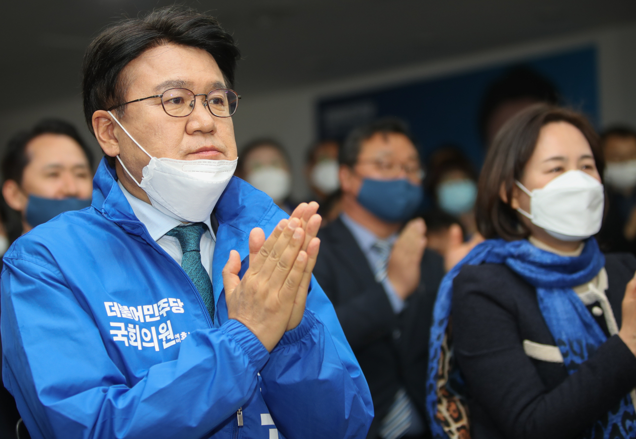 15일 오후 대전시 중구 더불어민주당 황운하 후보 사무실에서 황후보가 부인 김미경씨와 개표현황을 차분하게 지켜보고 있다. [연합]