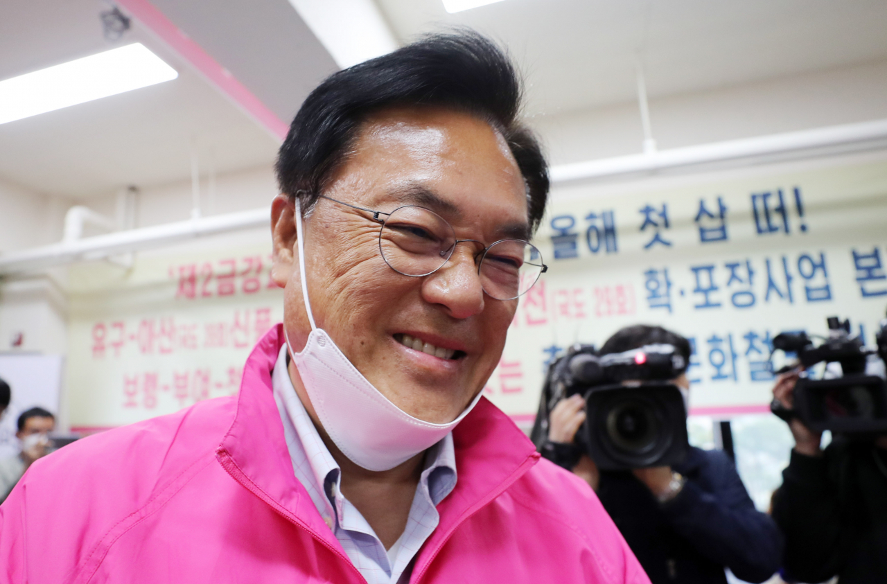 제21대 국회의원 총선거 충남 공주·부여·청양 선거구에 출마한 미래통합당 정진석 후보가 15일 오후 충남 공주시 선거사무소에서 지지자 축하를 받고 있다. 방송사 출구조사 결과에서 정 후보는 더불어민주당 박수현 후보를 10％ 포인트 안팎으로 따돌릴 것으로 예상됐다. 연합뉴스