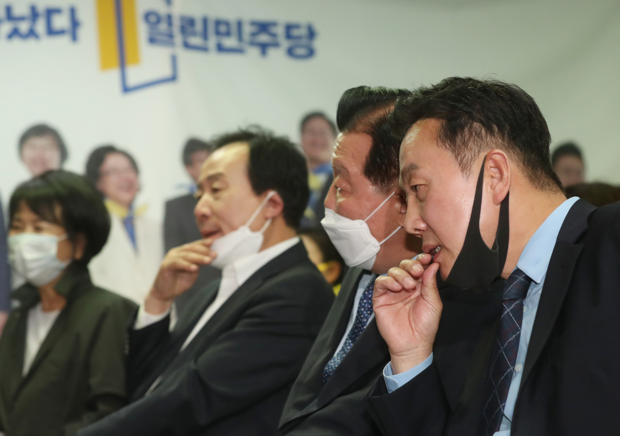 열린민주당 최고위원인 정봉주 전 의원(맨 오른쪽)과 손혜원 의원(맨 왼쪽) 등이 15일 오후 서울 여의도 중앙보훈회관에 차려진 선거사무소에서 제21대 국회의원선거 출구조사 결과 발표를 보고 있다. [연합]