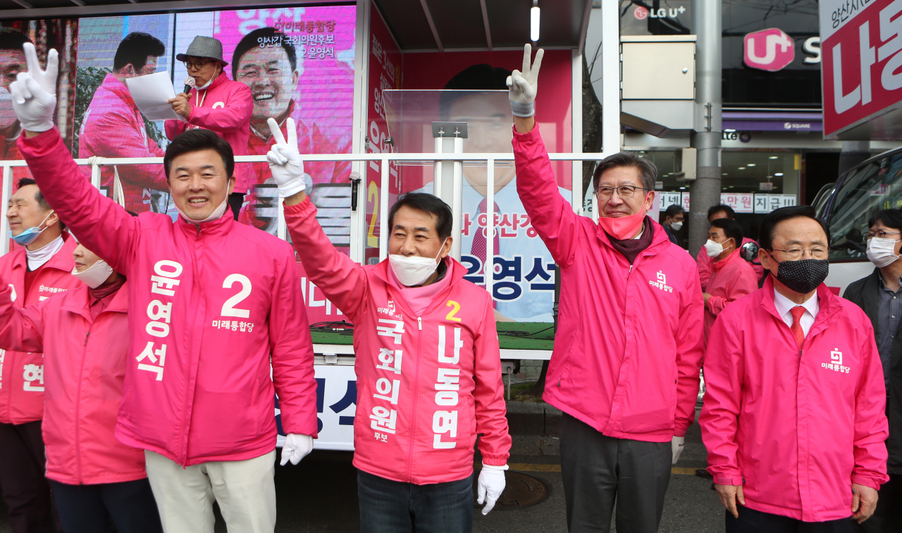 미래통합당 박형준 공동 선대위원장이 10일 오후 경남 양산시 이마트 앞에서 21대 총선 양산갑·을에 출마한 윤영석·나동연 후보 지원유세를 하고 있다. [연합]