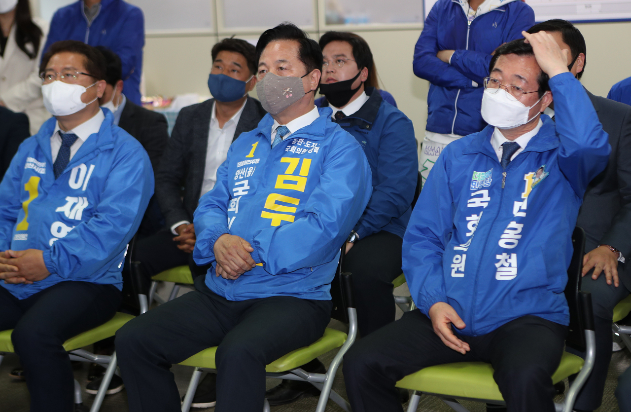 더불어민주당 경남도당 민홍철 의원(오른쪽), 김두관 의원(가운데), 이재영 양산시갑 후보등이 15일 오후 경남 창원시 의창구 도당 회의실에 마련된 선거상황실에서 출구조사 방송을 지켜보고 있다. 2020 .4.15 [연합]
