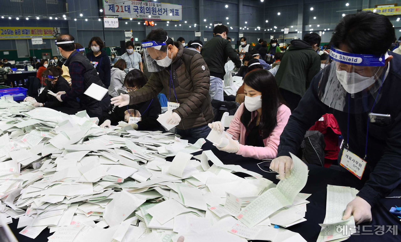 [헤럴드경제=이상섭 기자] 제21대 국회의원선거 투표가 종료된 15일 오후 서울 영등포다목적배드민턴체육관 개표소에서 개표 사무원들이 투표용지를 분류하며 개표 작업을 하고 있다. babtong@heraldcorp.com