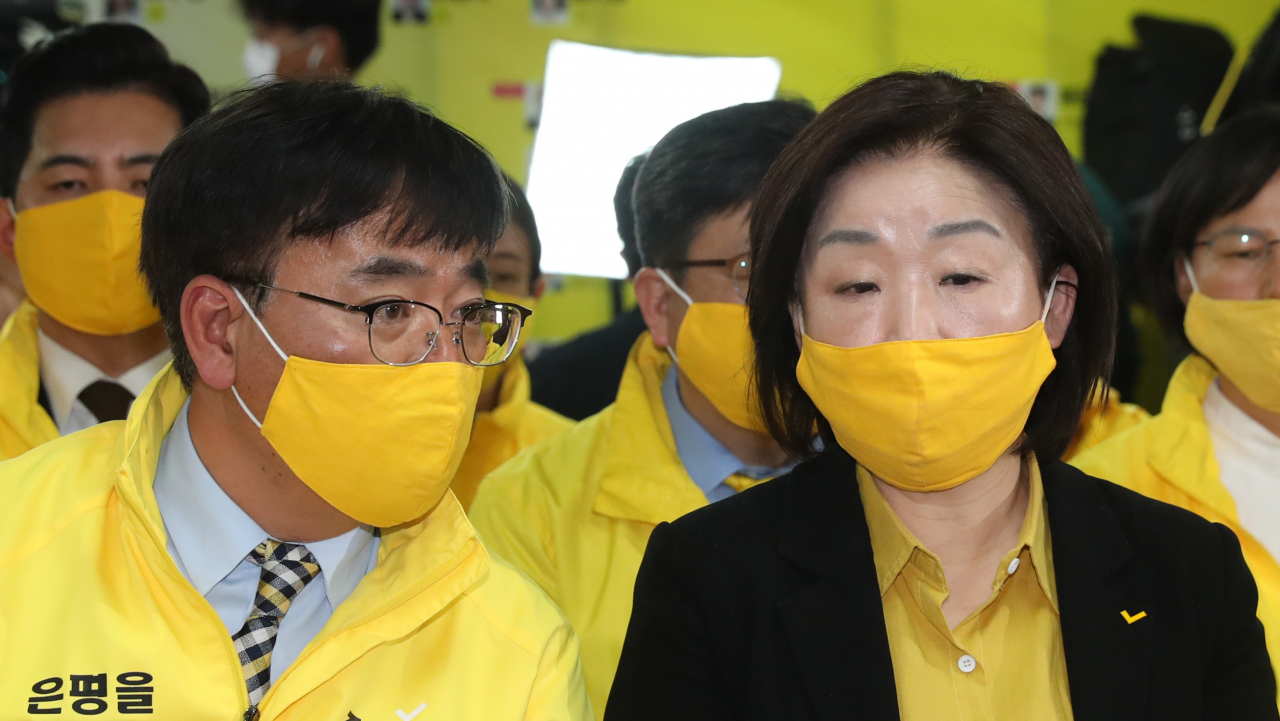 심상정 정의당 대표가 15일 오후 서울 여의도 당사에서 개표방송을 시청하다 김종민 부대표와 이야기를 나누고 있다. [연합]