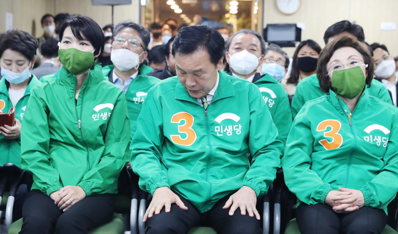 민생당 손학규 상임선대위원장이 15일 오후 서울 여의도 당사에서제21대 국회의원선거 출구조사 결과를 지켜보다 고개를 숙이고 있다. [연합]