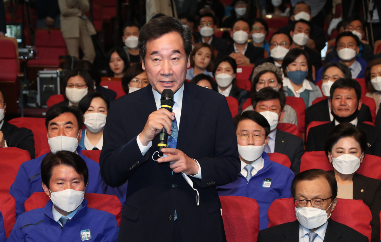 이낙연 더불어민주당 상임공동선대위원장이 15일 오후 국회 의원회관에 마련된 당 선거상황실에서 각 방송사가 발표한 출구조사 결과를 시청한 후 소감을 말하고 있다. [연합]
