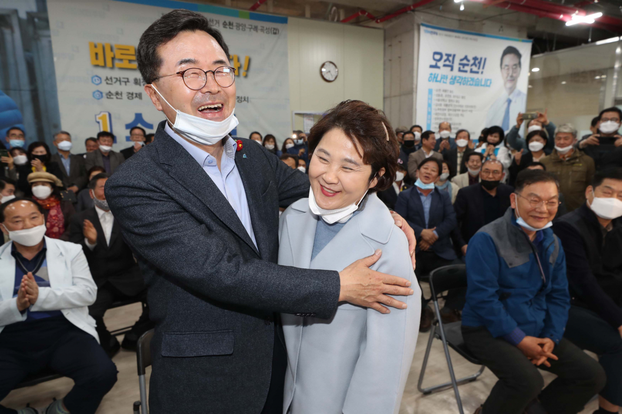 더불어민주당 소병철 전남 순천·광양·곡성·구례 갑 후보(왼쪽)와 부인 성순이씨가 15일 오후 순천시 조례동 선거사무실에서 방송사 출구조사에서 앞서가자 포옹하며 기뻐하고 있다. [연합]