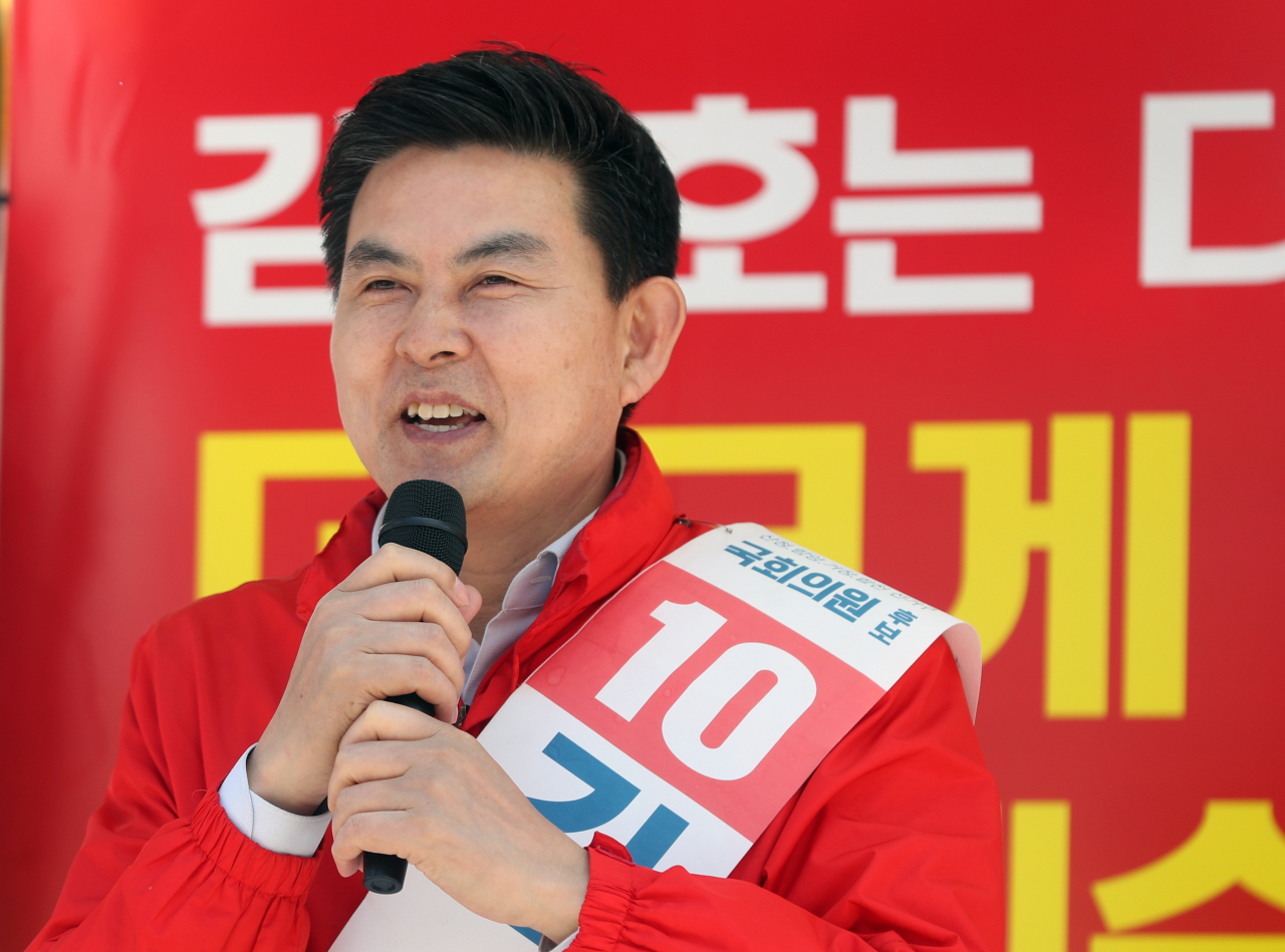 5일 오전 경남 합천군 가야시장 인근에서 산청·함양·거창·합천 선거구에 출마한 무소속 김태호 후보가 인사하고 있다. [연합]
