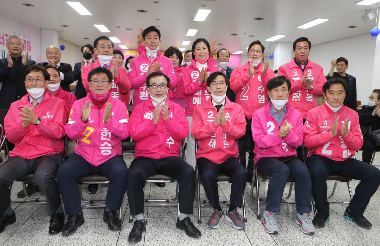 15일 오후 부산 수영구 미래통합당 부산시당사에서 방송 3사 출구조사 결과 우세가 점쳐지자 서병수, 조경태 부산선대위공동선대위원장을 비롯한 선대위 관계자들이 박수를 치고 있다. [연합]