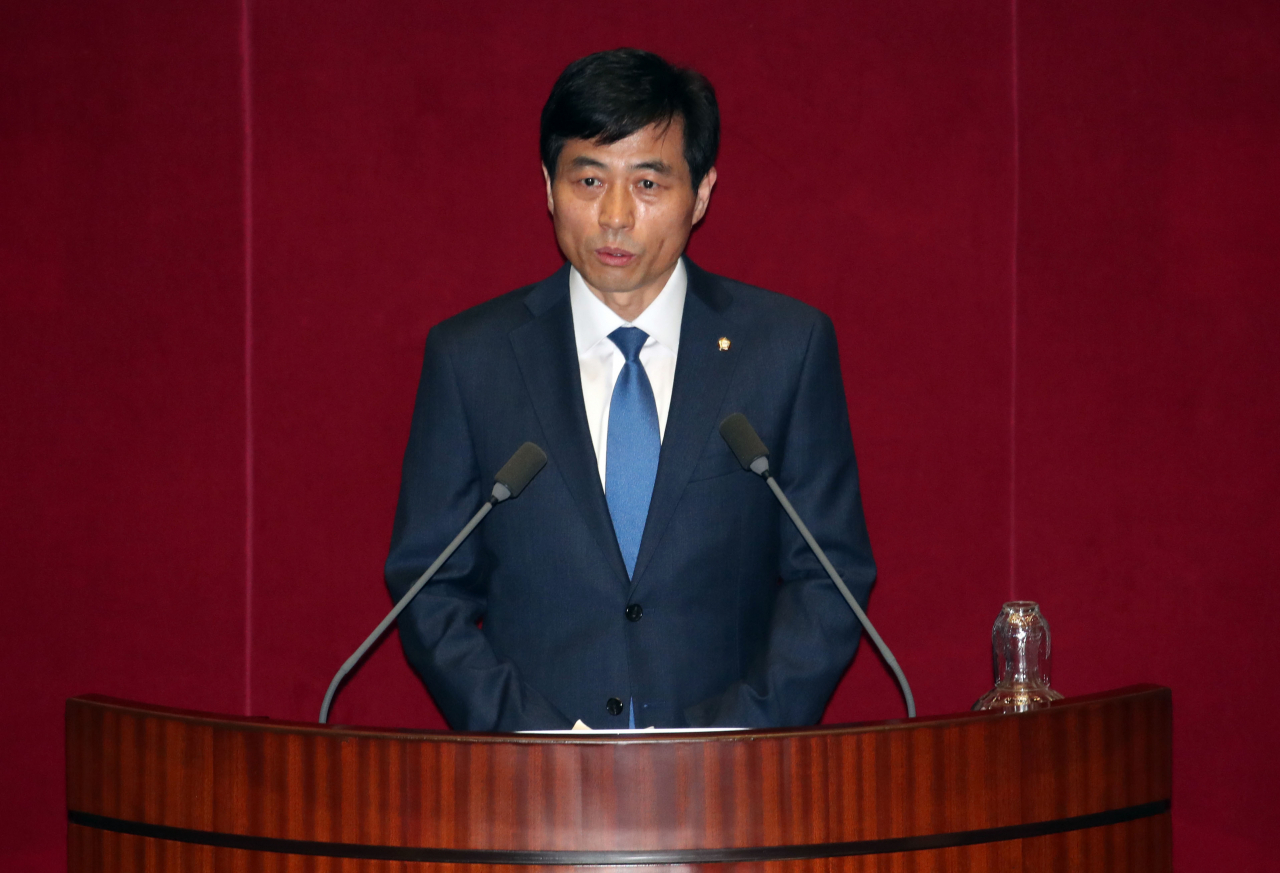 26일 국회 본회의장에서 열린 본회의에서 국회 정보위원장으로 선출된 더불어민주당 김민기 의원이 당선 인사를 하고 있다. [연합]