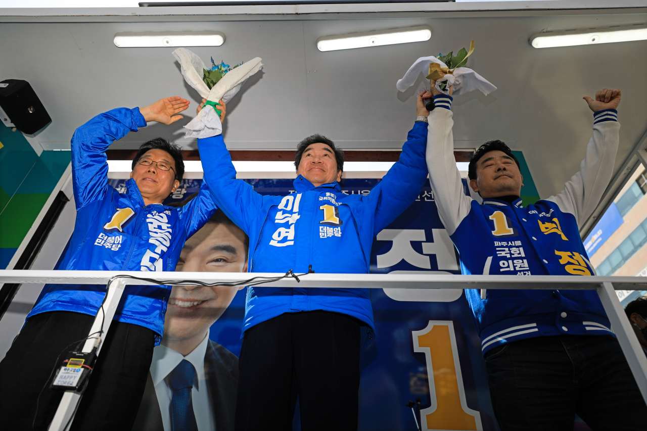 더불어민주당 이낙연 상임공동선대위원장이 6일 오후 경기 파주 금릉역 앞 중앙광장에서 파주갑 윤후덕 후보와 파주을 박정 후보를 지원 유세하고 있다. [연합]