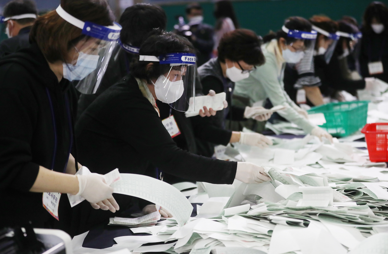 제21대 국회의원 선거일인 15일 오후 영등포 다목적 배드민턴 체육관에 마련된 개표소에서 관계자들이 개표를 하고 있다. 연합뉴스