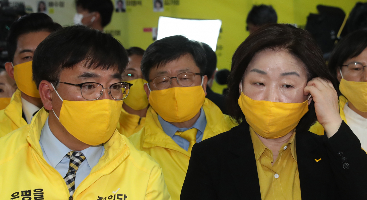정의당 심상정 대표가 15일 오후 서울 여의도 당사에서 개표방송을 시청하다 김종민 부대표와 이야기를 나누고 있다. [연합]