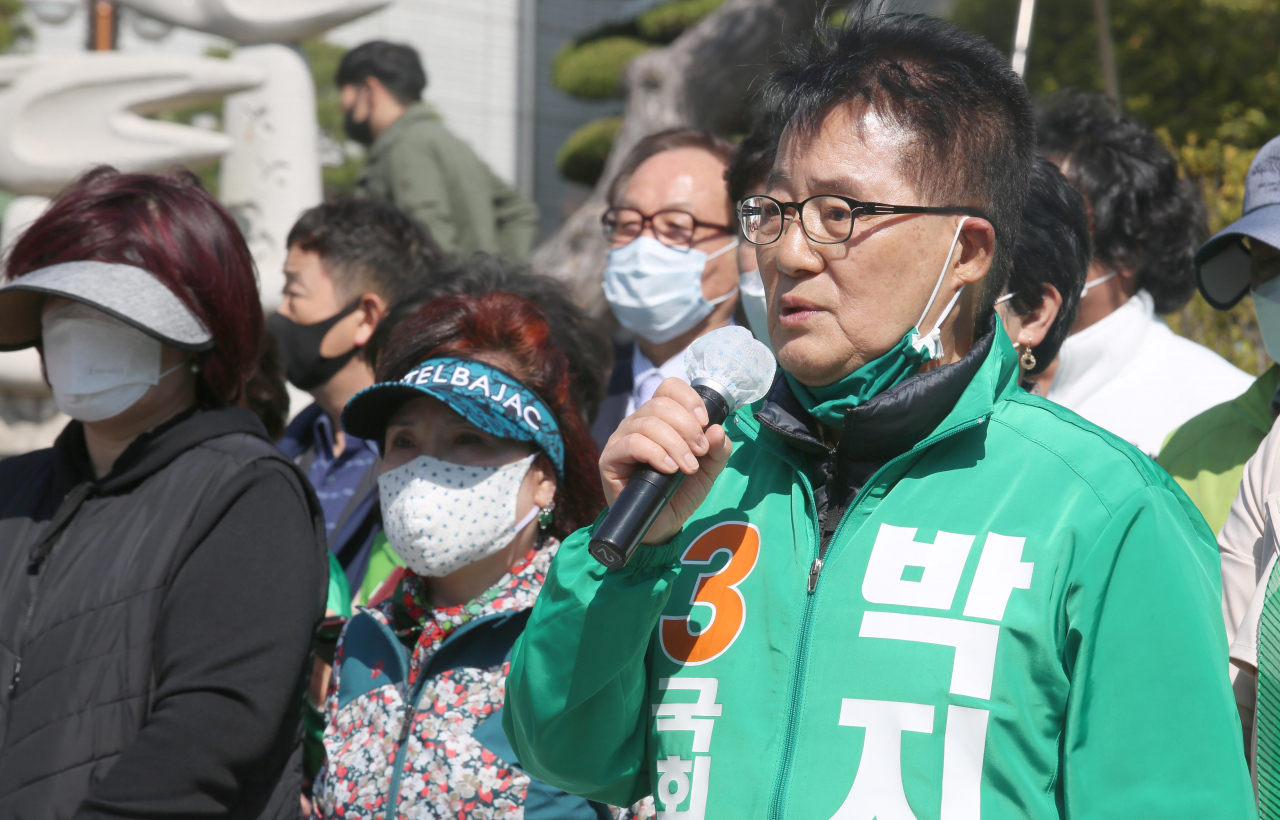 제21대 총선 개표가 진행중인 가운데 수십년간 한국 정치를 풍미한 ‘올드보이’들이 힘겨운 싸움을 벌이고 있다. 박지원 민생당 의원이 선거운동기간 기자회견을 갖고 있다. [헤럴드DB]