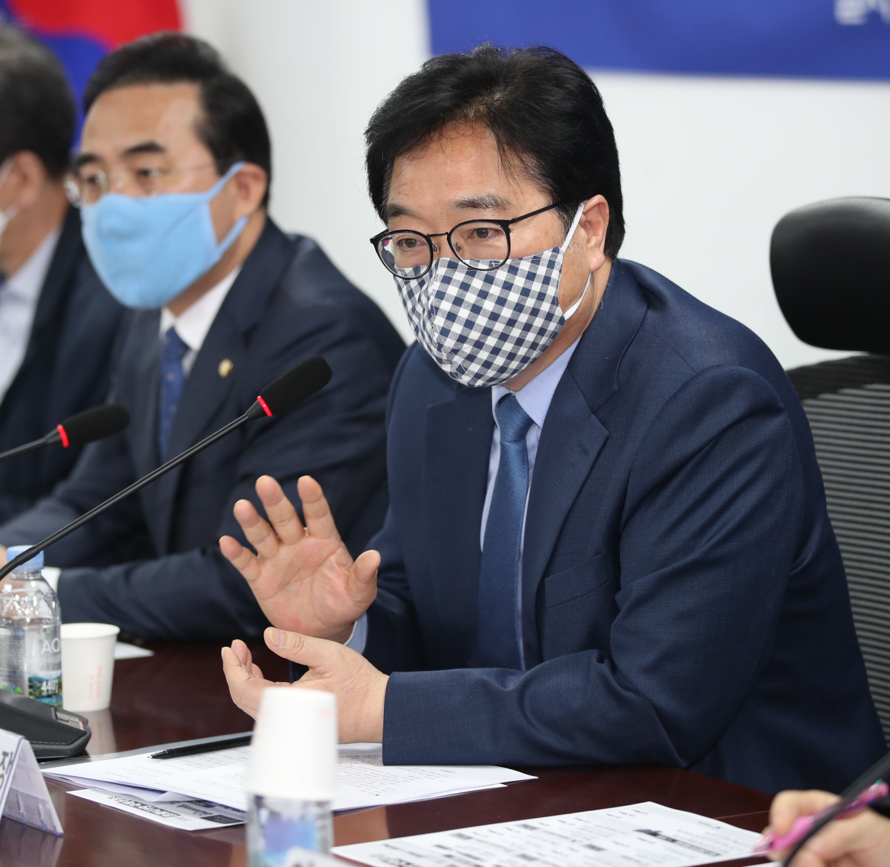 더불어민주당 코로나19 국난극복위원회 우원식 민생본부장이 20일 오후 여의도 국회 의원회관에서 열린 코로나19 민생위기 극복 소상공인·자영업자 대책 평가 및 향후 과제 관련 간담회에서 발언하고 있다. [연합]