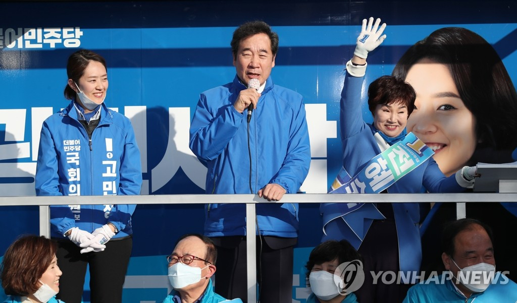 왼쪽은 고민정 더불어민주당 후보, 오른쪽 끝은 전혜숙 더불어민주당 후보[연합]