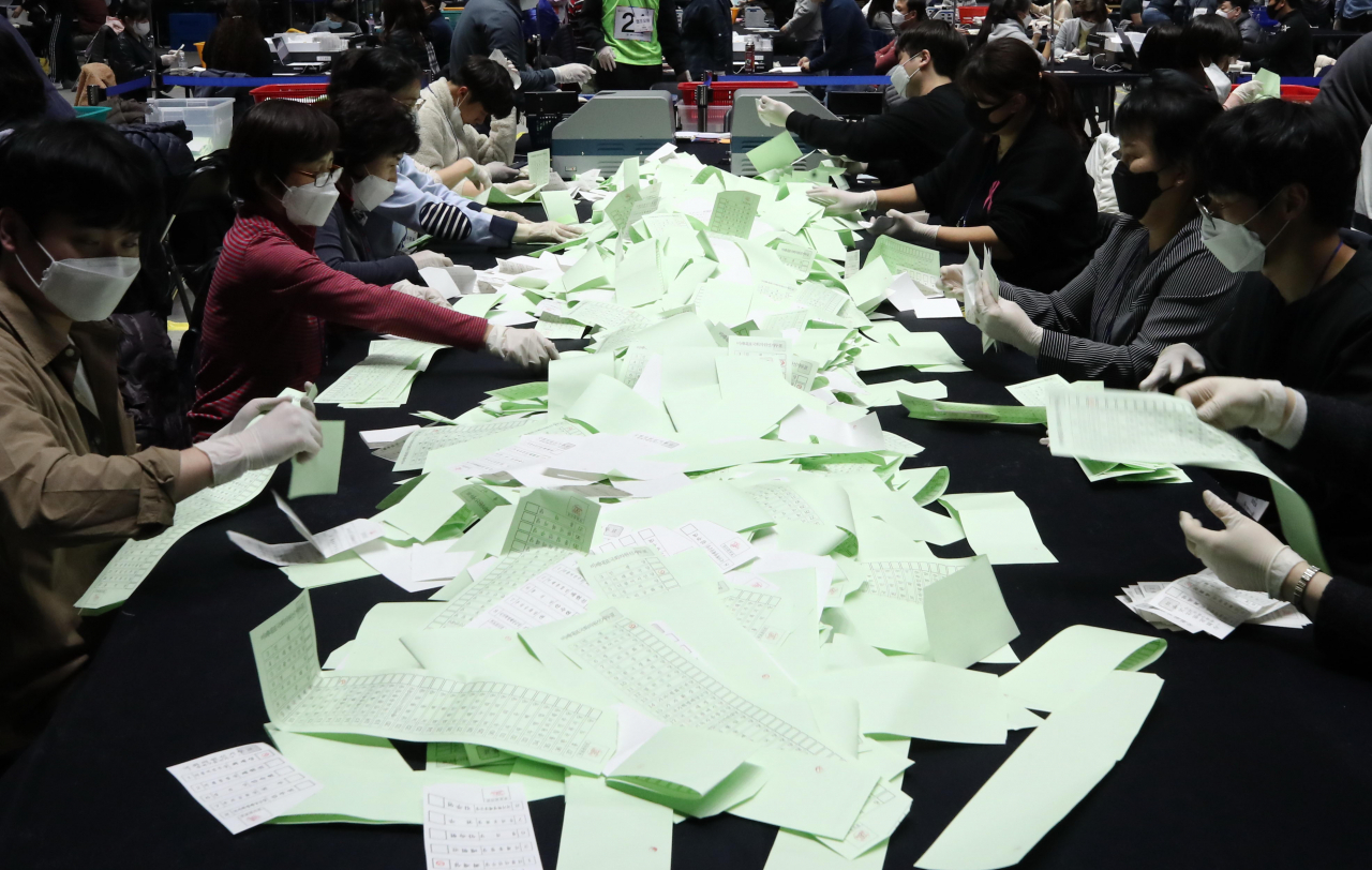 제21대 국회의원 선거일인 15일 오후 서울 송파구 올림픽체조경기장 개표소에서 개표사무원들이 개표를 진행하고 있다. [연합]