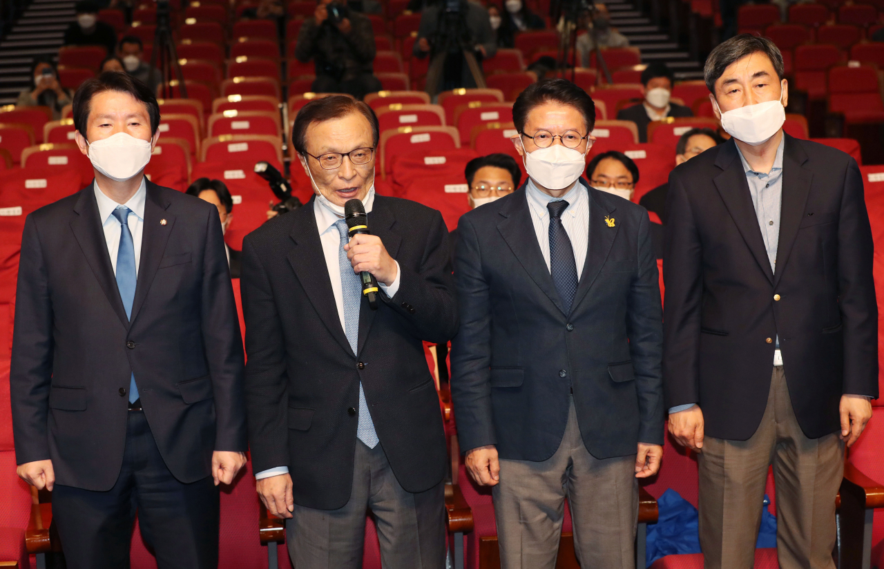 이해찬 더불어민주당 대표가 15일 오후 국회 의원회관에 마련된 당 선거상황실에서 발언하고 있다. 왼쪽부터 더불어민주당 이인영 원내대표, 이해찬 대표, 더불어시민당 우희종, 이종걸 상임선대위원장. [연합]