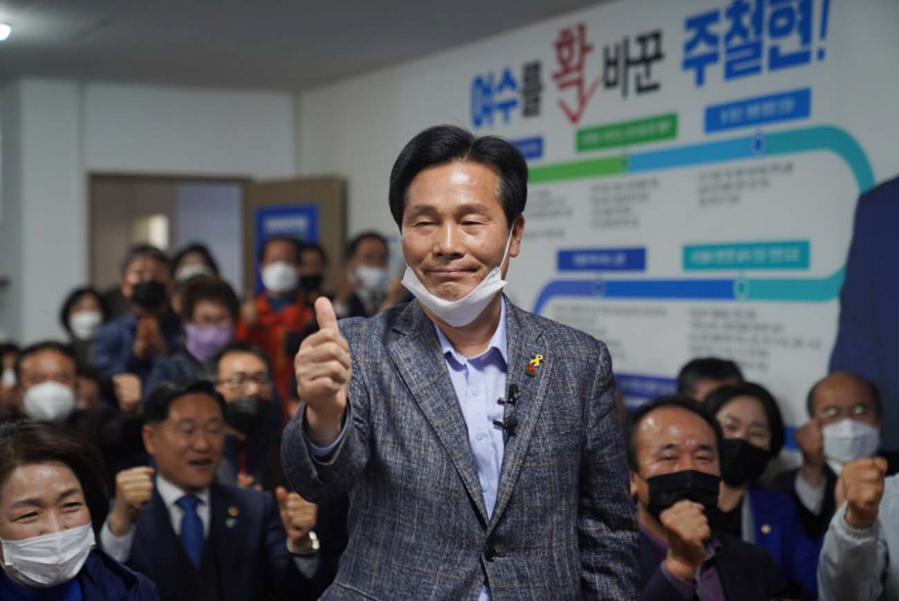 주철현 더불어민주당 여수 갑 후보가 15일 오후 전남 여수시 여서동 선거사무실에서 개표 결과 앞서나가자 엄지를 그리며 기뻐하고 있다. [연합]