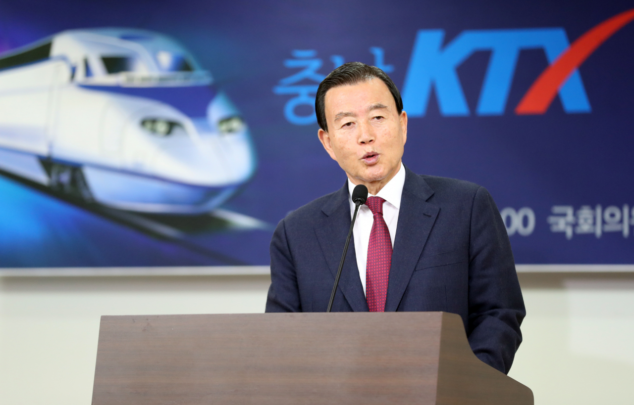 홍문표 자유한국당 의원이 3일 오후 서울 여의도 국회 의원회관에서 열린 충남 KTX 철도망 구축을 위한 국회 정책토론회에서 인사말을 하고 있다. [연합]