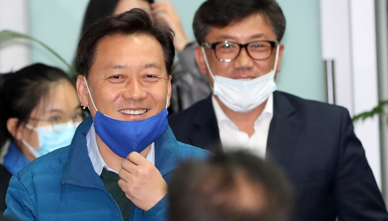제21대 국회의원 선거에서 원주갑에 출마한 더불어민주당 이광재 후보가 지난 15일 오후 강원 원주시 무실동 선거사무실로 들어서며 밝게 웃고 있다. [연합]