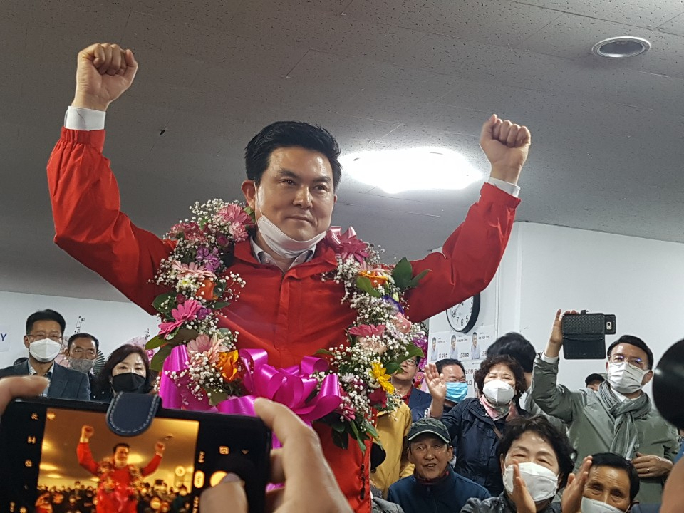 경남 산청·함양·거창·합천 선거구에서 당선이 확정된 김태호 무소속 후보가 당선이 확정된 후 기뻐하고 있다. [김태호 페이스북]