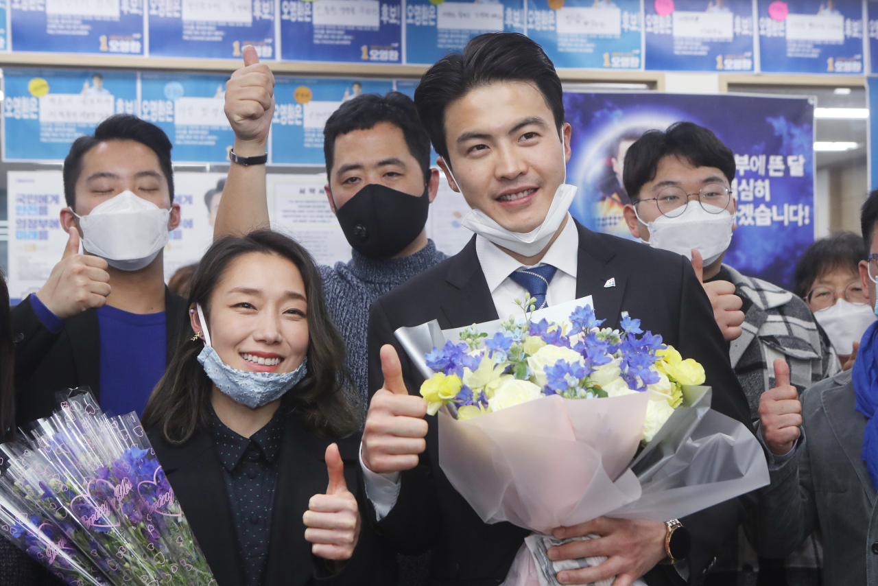 제21대 국회의원선거 경기 의정부갑에 당선된 더불어민주당 오영환 후보가 16일 새벽 자신의 선거사무소에서 자원봉사자들과 기념촬영하고 있다. 왼쪽은 오 후보의 아내 김자인 선수. [연합]