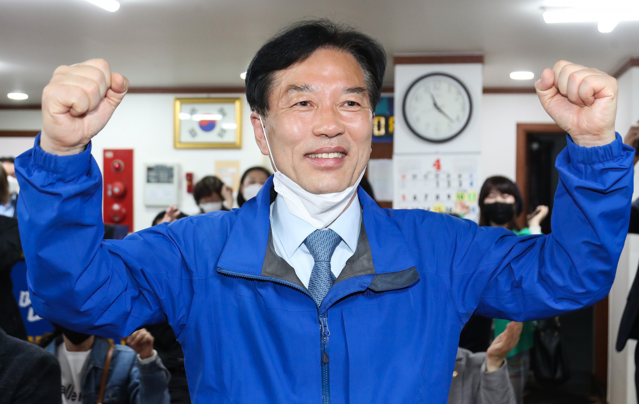 서울 관악을에 출마한 정태호 더불어민주당 후보가 15일 오후 서울 관악구 선거사무소에서 당선이 확실시되자 지지자들과 환호하고 있다. [연합]