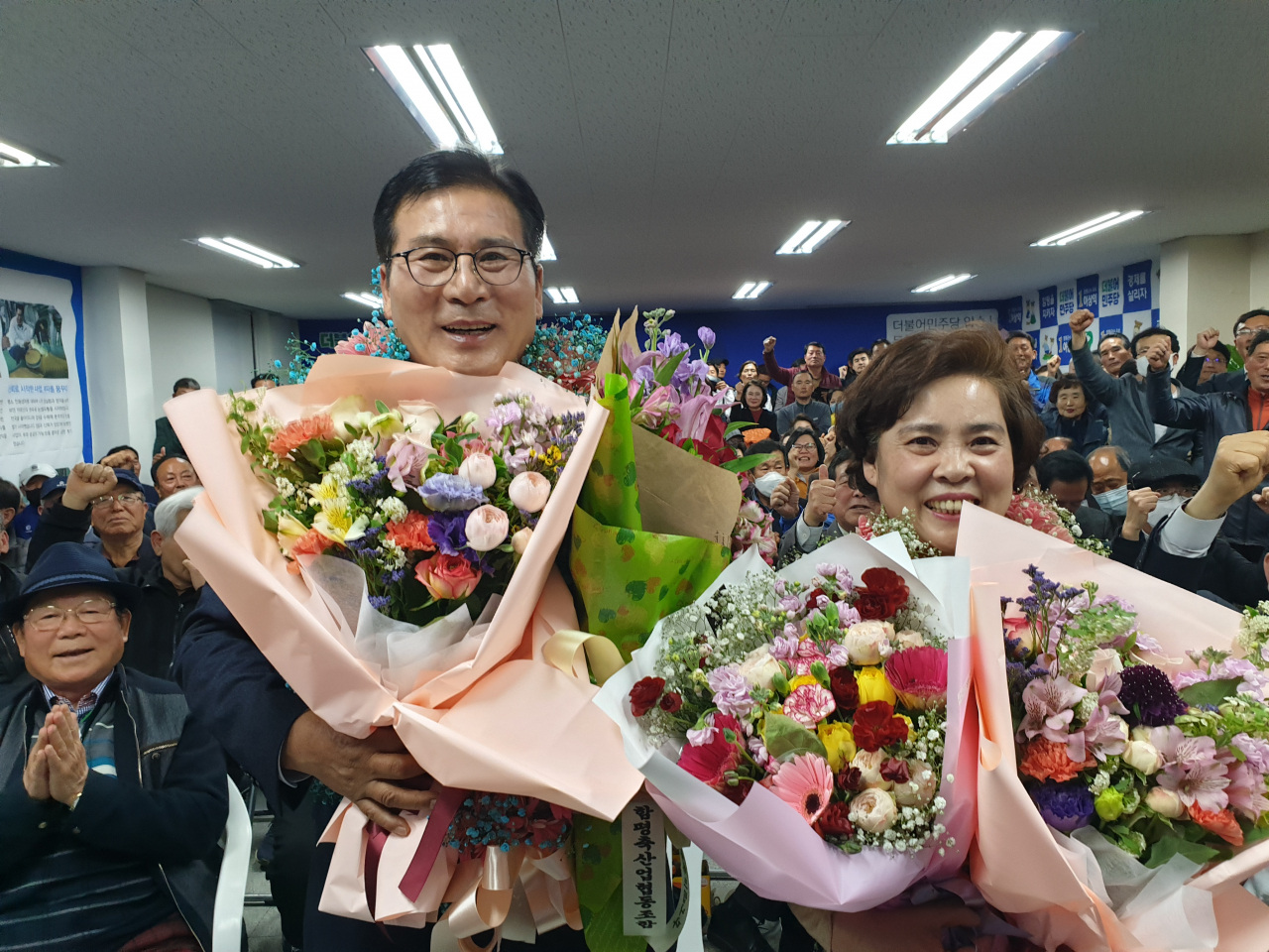 15일 오후 재보궐 선거가 치러진 함평군수에 출마한 더불어민주당 이상익 후보가 당선이 확실시되자 부인과 함께 꽃다발을 전해받고 있다. [연합]