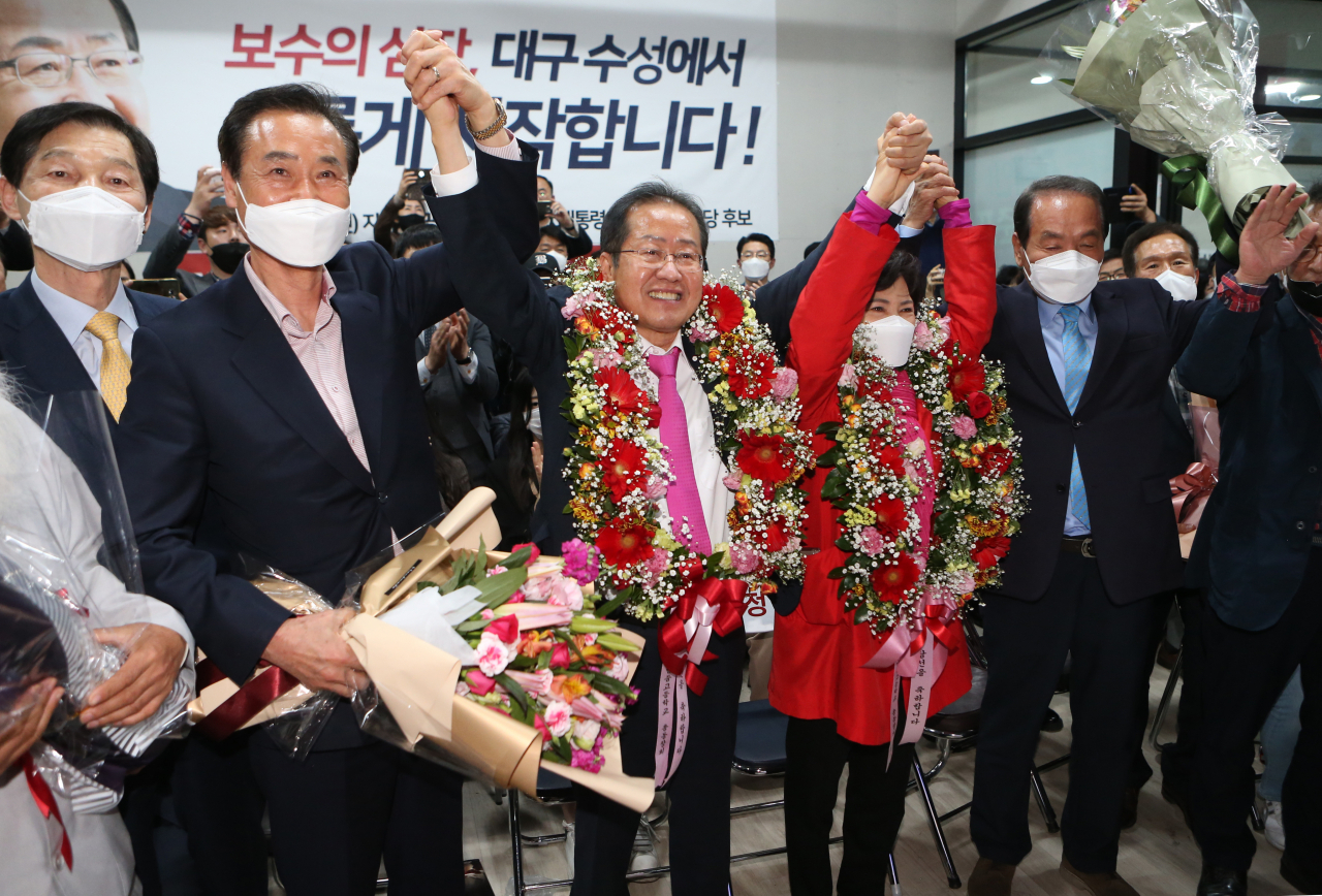 4.15 총선에서 대구 수성구을에 무소속으로 출마한 홍준표 후보가 개표 결과 당선이 확실시되자 16일 새벽 대구시 수성구 두산동 선거캠프에서 지지자들로부터 꽃다발을 받고 기뻐하고 있다. [연합]
