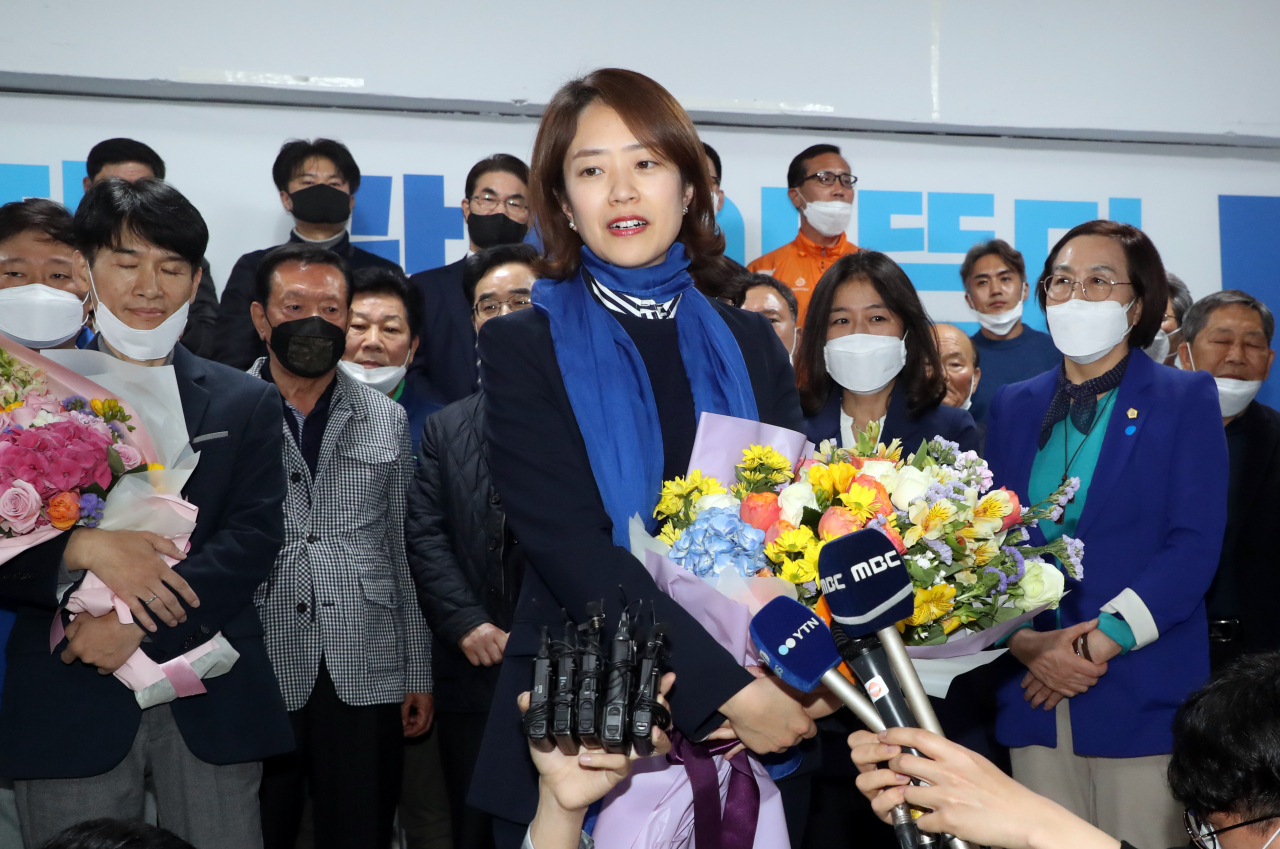 제21대 국회의원 선거 서울 광진구을에 출마한 고민정 더불어민주당 후보가 16일 새벽 당선이 유력하자 선거사무소에 나와 지지자들과 인사하고 소감을 말하고 있다. [연합]
