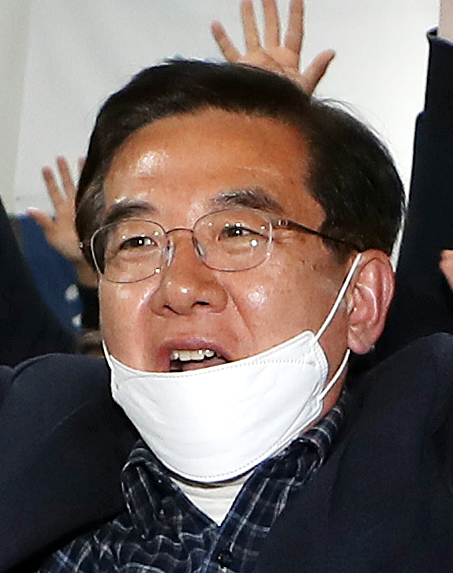 제21대 총선 최대 격전지 중 하나였던 인천 연수을에서 정일영 더불어민주당 후보가 16일 오전 민경욱 미래통합당 후보를 누르고 당선을 확정지었다. [연합]
