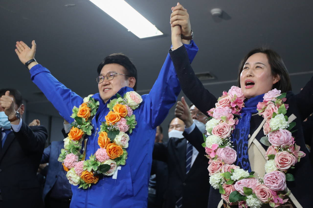 16일 오전 대전 중구 황운하 더불어민주당 후보 사무실에서 황 후보가 당선이 확정되자 꽃다발을 받고 부인 김미경 씨와 환호하고 있다. 황 후보는 “검찰 개혁”을 주장해 왔던 경찰 출신이다. [연합]