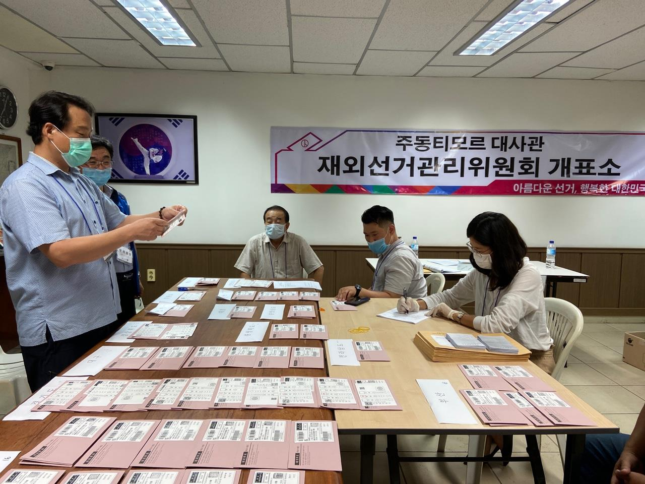 제21대 국회의원 선거에서 동티모르 한국 교민 63명이 행사한 표가 지난 15일 오후 9시 5분께 모두 개표 완료됐다. 공관개표 결정은 2012년 재외선거제도가 시행된 이래 이번이 처음이다. [주동티모르 한국대사관 제공]