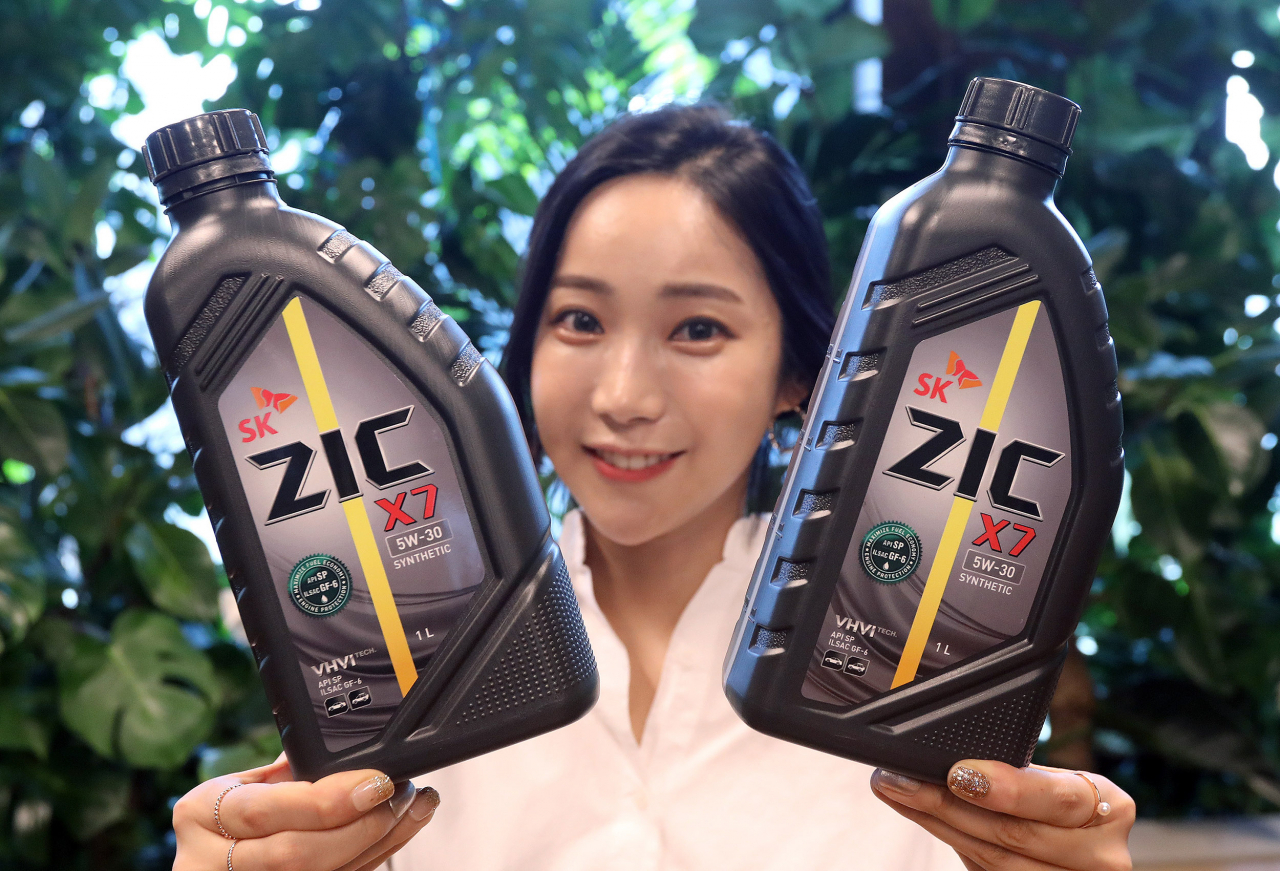 SK루브리컨츠가 5월부터 자동차 엔진오일에 새로 적용되는 국제 규격에 맞춰 개발한 SK지크 프리미엄 엔진오일 신제품을 16일 공개했다. [SK루브리컨츠 제공]