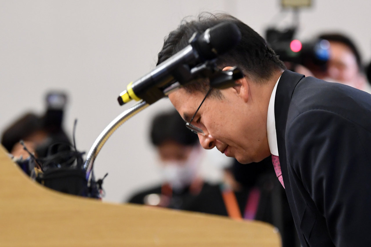 미래통합당 황교안 대표가 제21대 총선일인 15일 국회도서관 강당에 마련된 미래통합당-미래한국당 개표상황실에서 총선 결과 관련, 당대표직 사퇴를 밝히고 있다. [연합]