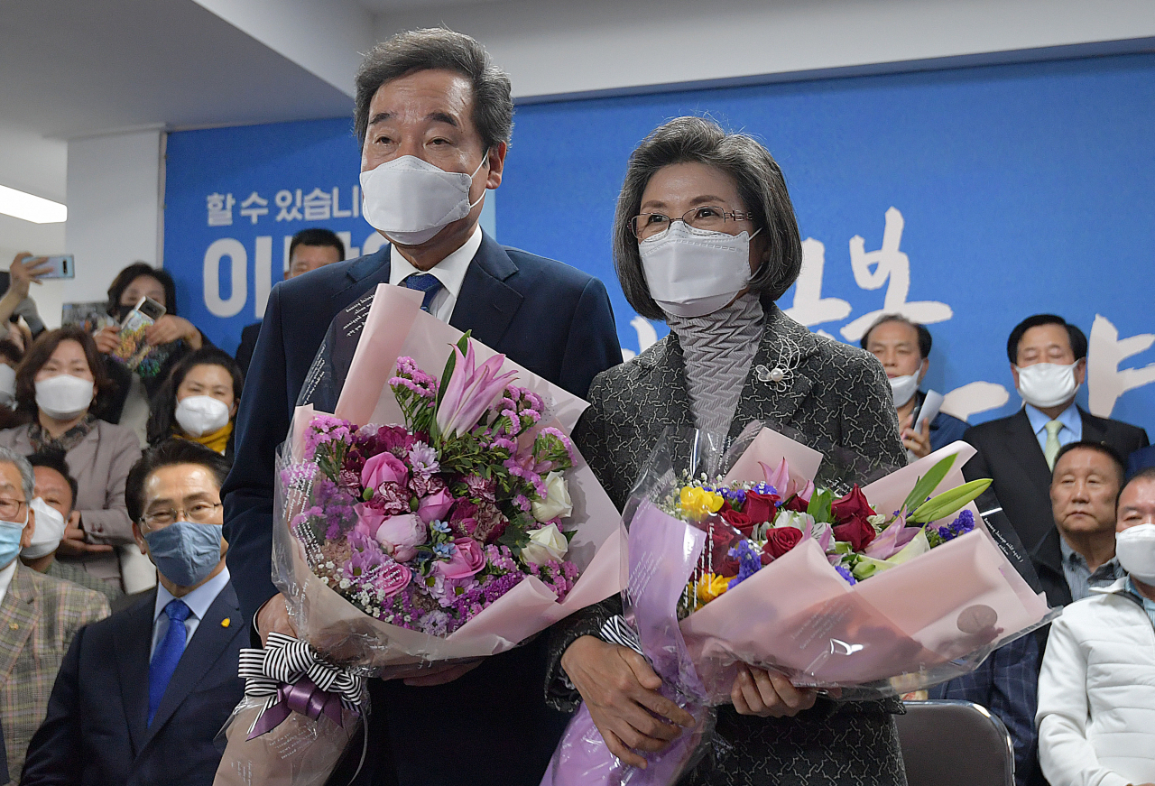 더불어민주당 이낙연 서울 종로구 국회의원 후보가 15일 선거사무소 상황실에서 21대 국회의원선거 당선이 확실시되자 지지자들로부터 축하받고 있다. [연합]