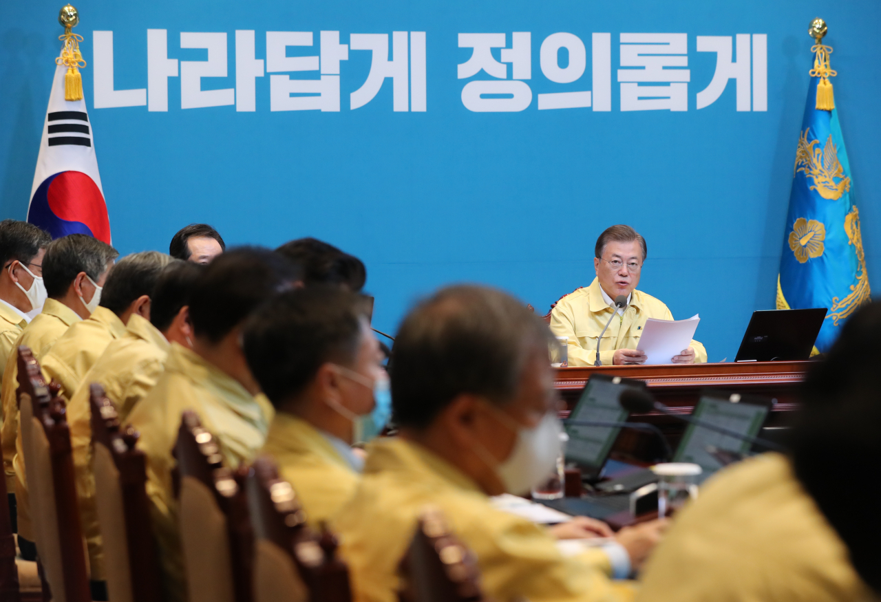 신종 코로나바이러스 감염증(코로나19) 대유행 이후 전 세계에서 처음 치러진 전국구 선거인 4·15 총선에서 정부 여당이 압승을 거두자, 외신은 일제히 코로나19에 대한 정부의 강력한 대응의 결과라고 평가했다. 사진은 지난 14일 오전 청와대에서 국무회의를 주재하고 있는 문 대통령의 모습. [연합]