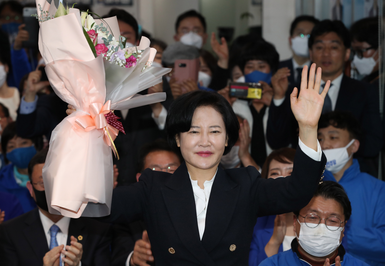 이수진 더불어민주당 서울 동작을 당선인이 16일 서울 동작구 선거사무실에서 당선이 확실시되자 축하받고 있다. [연합]