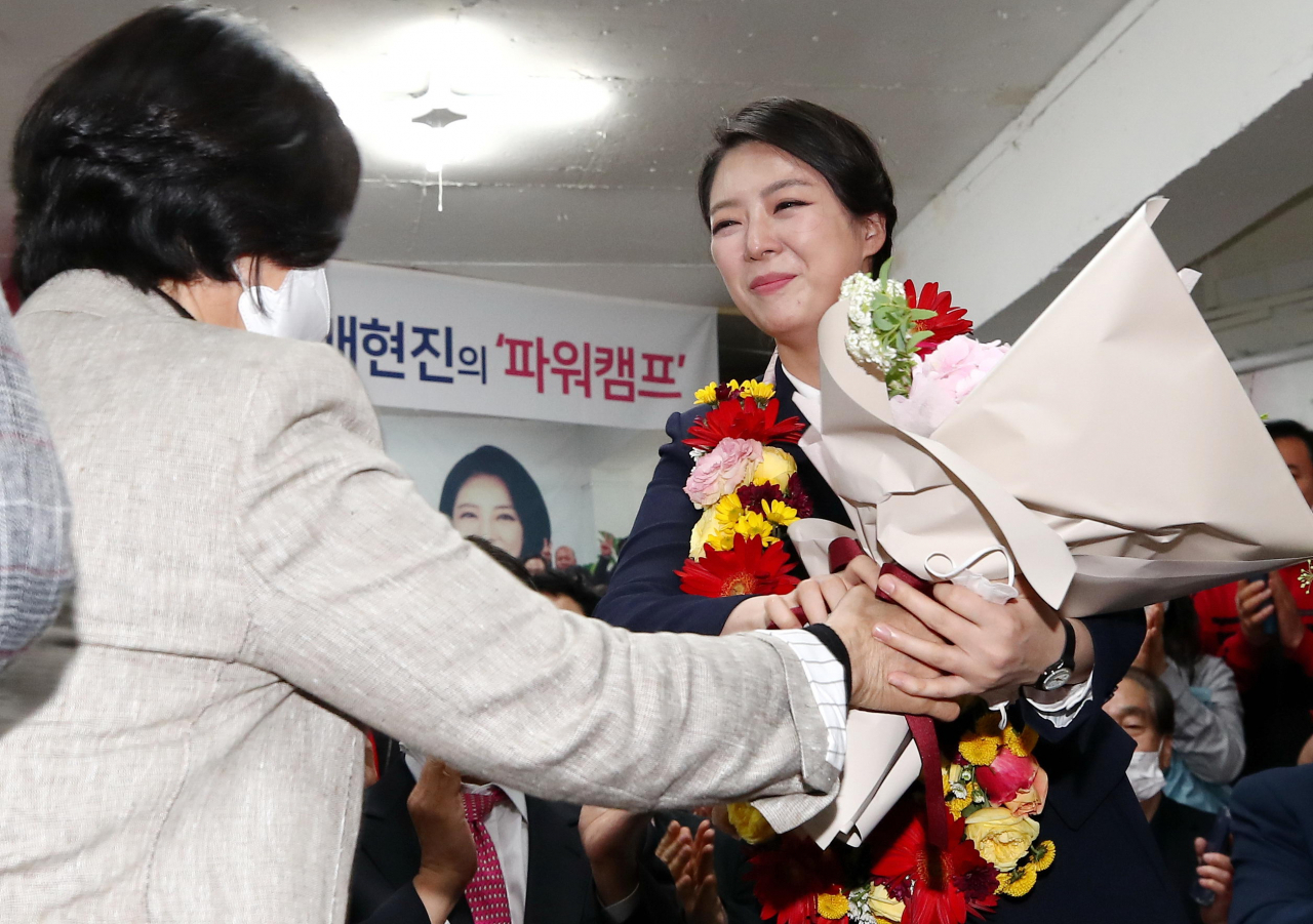 배현진 미래통합당 서울 송파을 당선인이 16일 송파구 선거사무소에서 당원에게 꽃다발을 받고 있다. [연합]