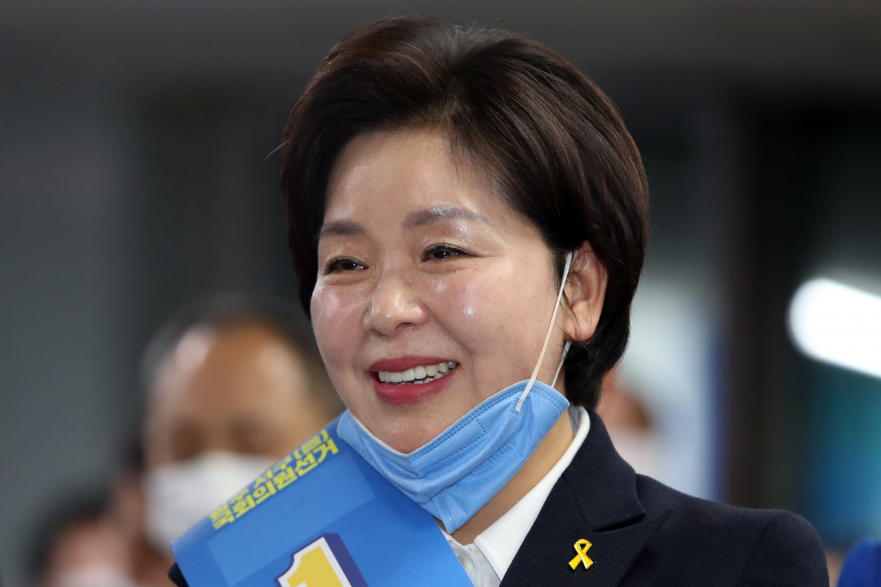 제21대 국회의원 선거에 출마한 더불어민주당 광주 서구을 양향자 후보가 15일 오후 광주 서구 금호동 자신의 선거사무소에서 개표방송을 지켜보며 밝은 표정을 짓고 있다. [연합]