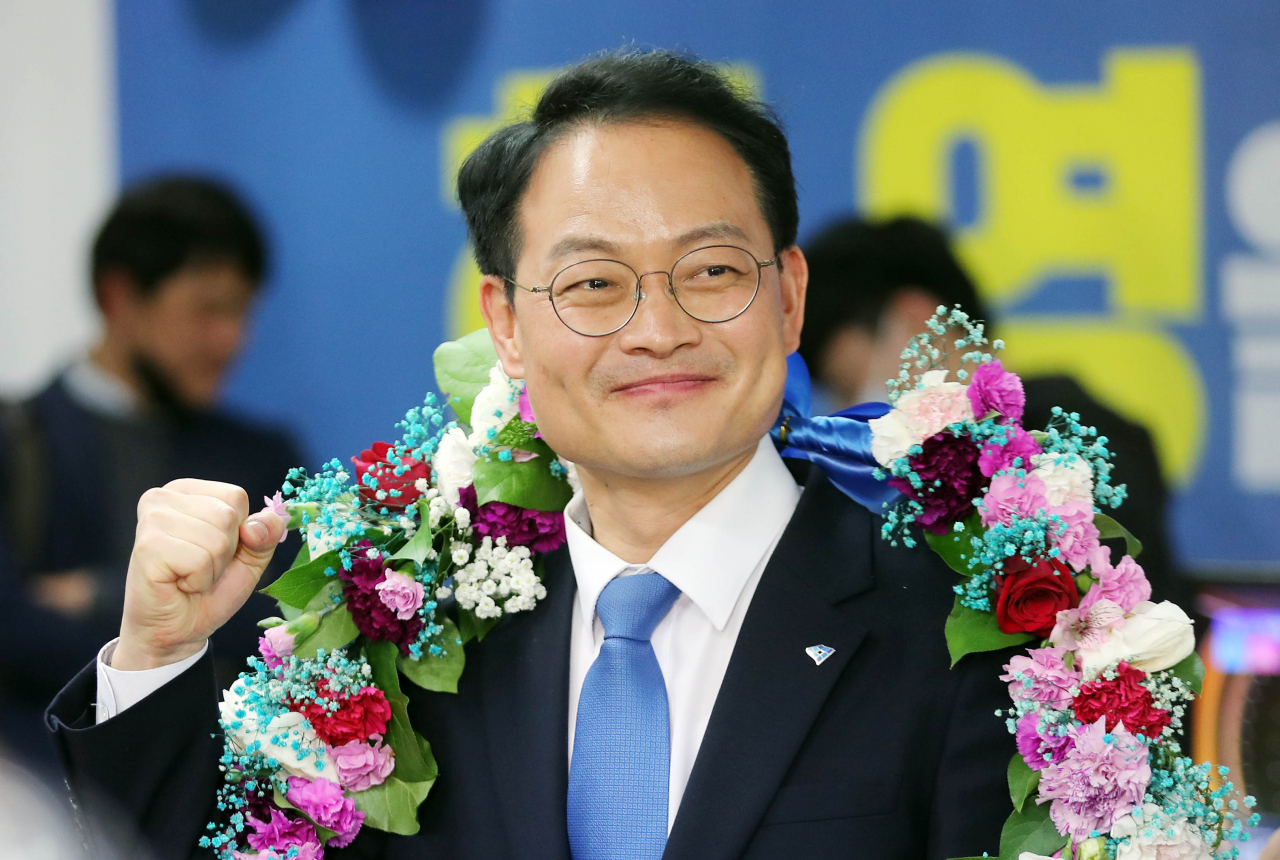 4.15 총선에서 춘천·철원·화천·양구 갑 선거구에 출마한 허영 더불어민주당 후보가 16일 오전 당선이 확실시 되자 주먹을 쥐고 기뻐하고 있다. [연합]